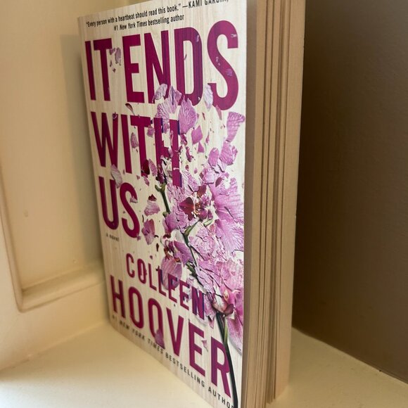 It Ends with Us by Colleen Hoover Paperback Book - Picture 2 of 3
